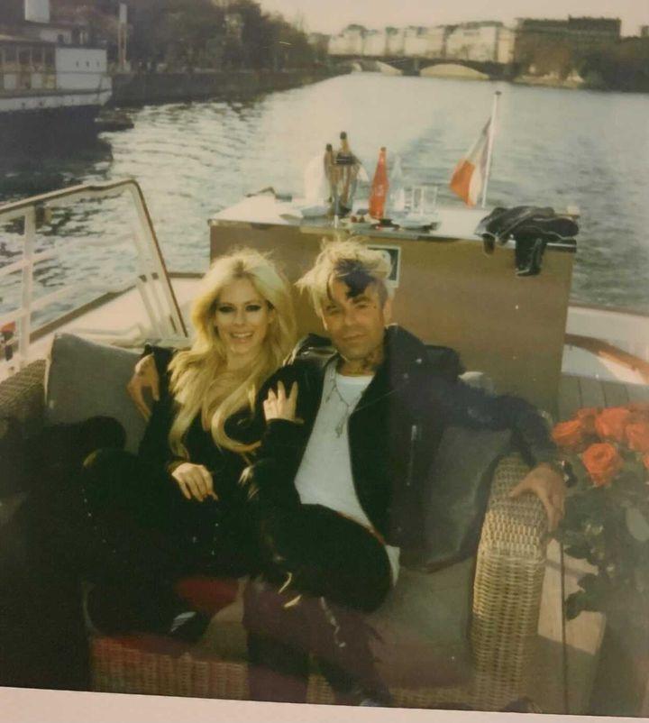 Avril宣布接受美國歌手Mod Sun求婚,分享多張攝於巴黎的浪漫照片。