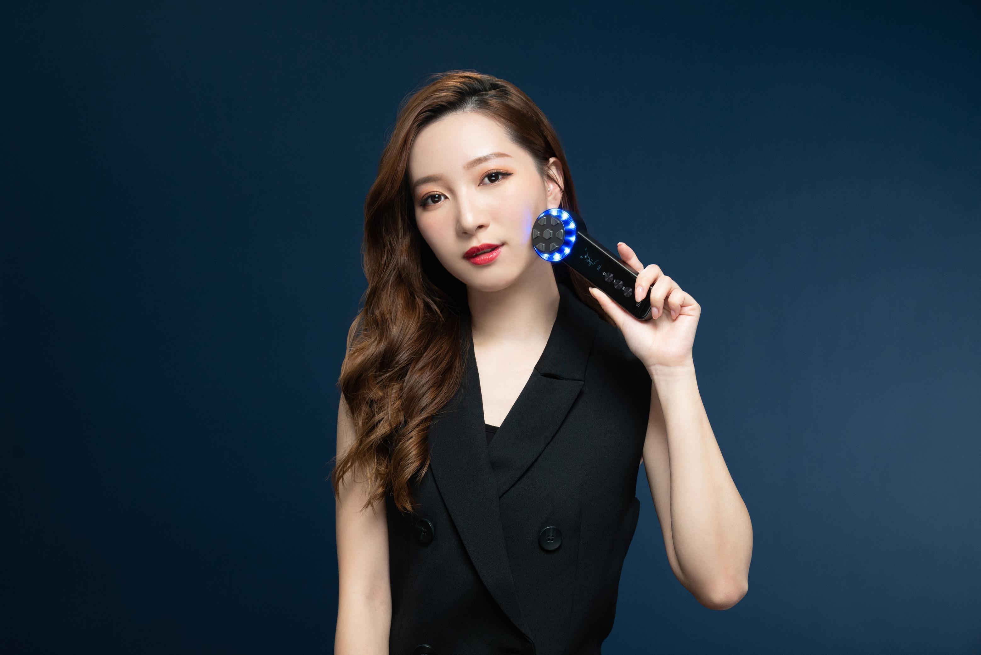 BIMIX小錘子射頻美容儀 $899 集合6種美容技術,可以組合不同美容模式,帶來瘦面、淡化暗瘡印、提亮膚色、減淡各種皺紋及加强精華吸收等功效。