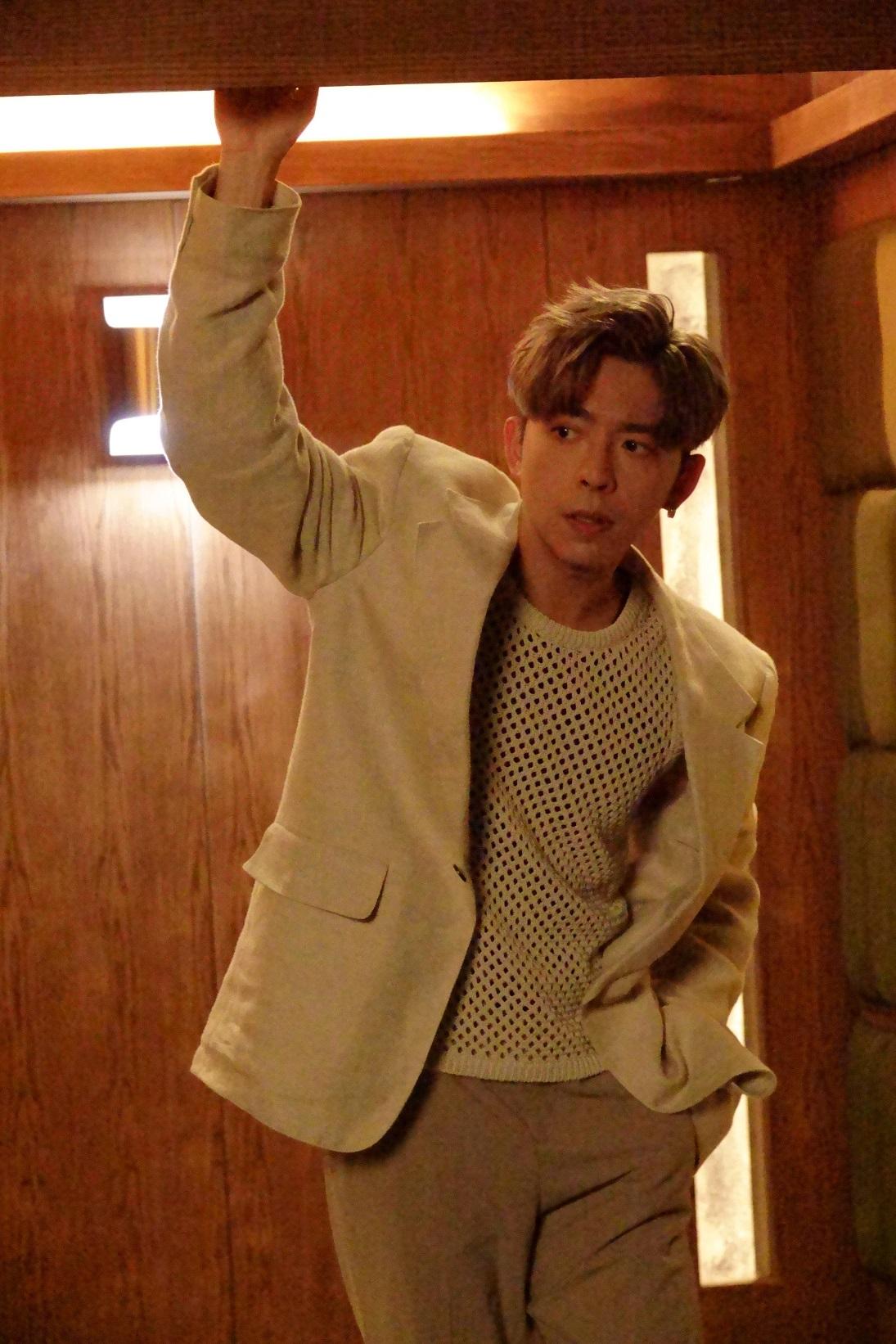 Edan在《Elevator》MV中以不同造型亮相。