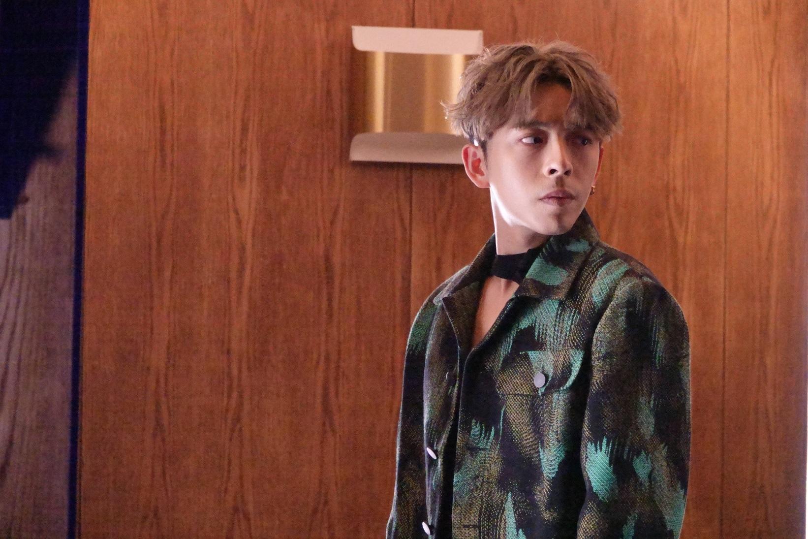 Edan在《Elevator》MV中以不同造型亮相。