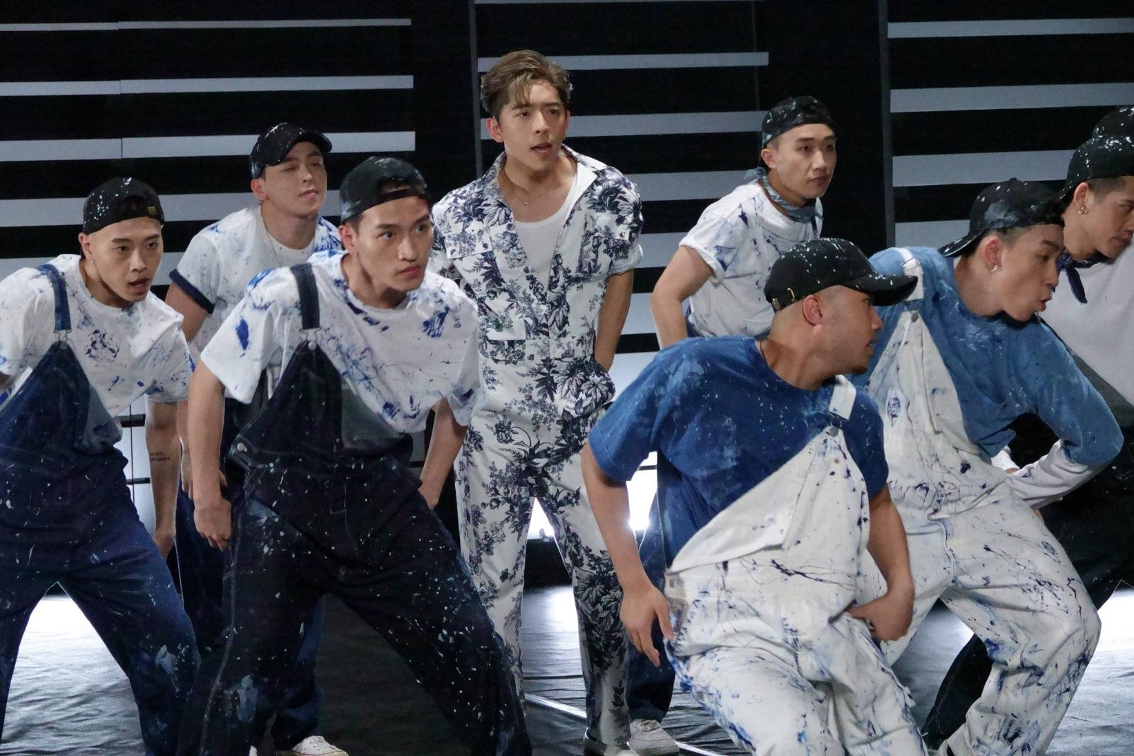 Edan在《Elevator》MV中以不同造型亮相。