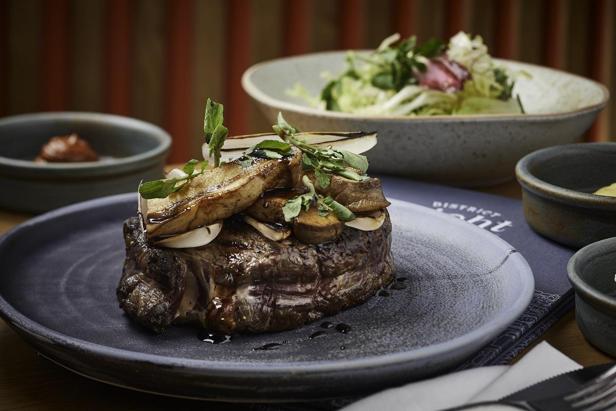 M5牛腰肉扒配骨髓、羽衣甘藍、碎蔥及砵酒汁