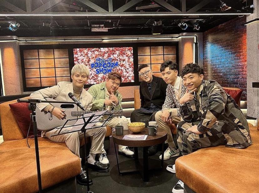 ERROR早前擔任《爆谷一周》的嘉賓,保錡以結他伴奏與隊友唱《愛情值日生》。