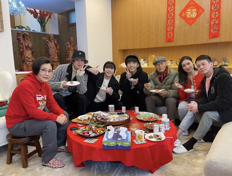 Edan、Anson Lo和Jer結伴向家英哥和阿姐拜年。