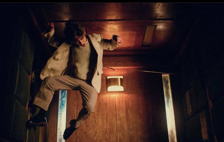 Edan在《Elevator》MV中前次吊威也。