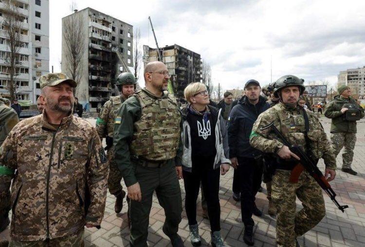 希莫尼特由什梅加爾陪同走訪烏軍不久前重奪控制權的博羅江卡。(Twitter)