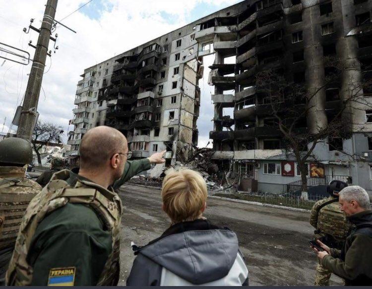 希莫尼特由什梅加爾陪同走訪烏軍不久前重奪控制權的博羅江卡。(Twitter)