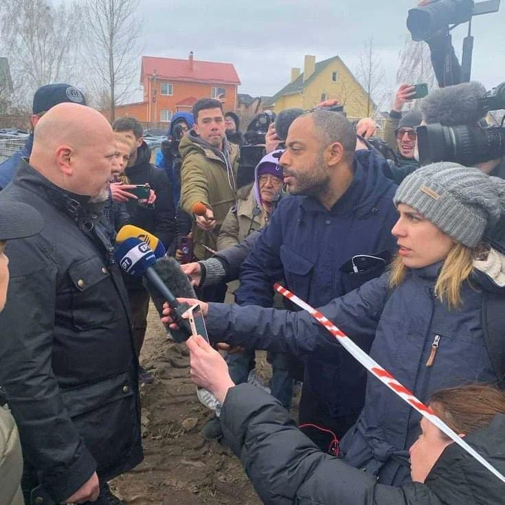 國際刑事法院首席檢察官卡里姆汗到訪有大批平民遇害的布查鎮。(Twitter)