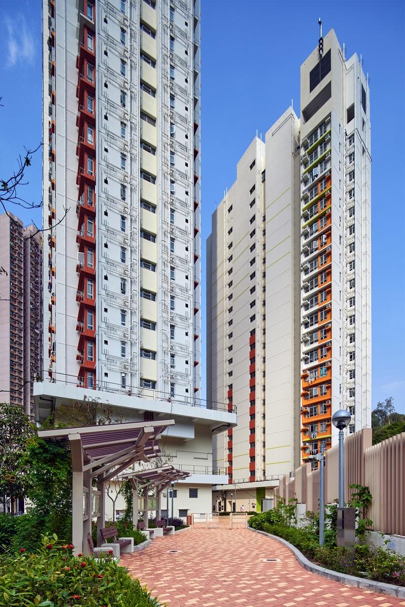 居民在暉明邨生態花園,可參觀展板,認識生態知識。