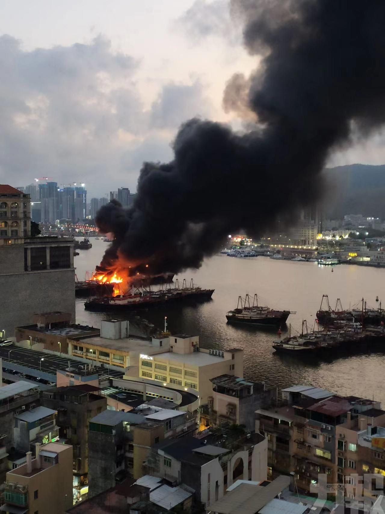 澳門內港近十六浦對開海面傍晚有漁船起火。(互聯網)
