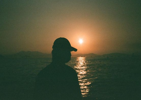 Hillary以「女友視覺」拍攝日落下的洪卓立。