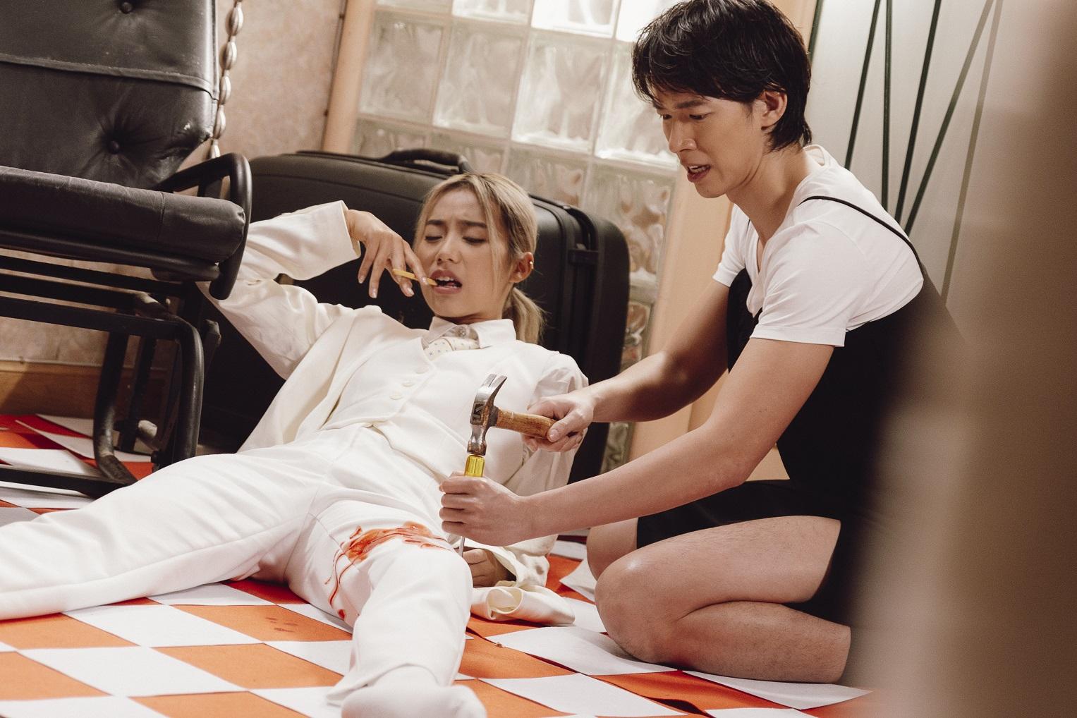 Jace反串大玩《國產凌凌漆》倒地取彈頭的情景。