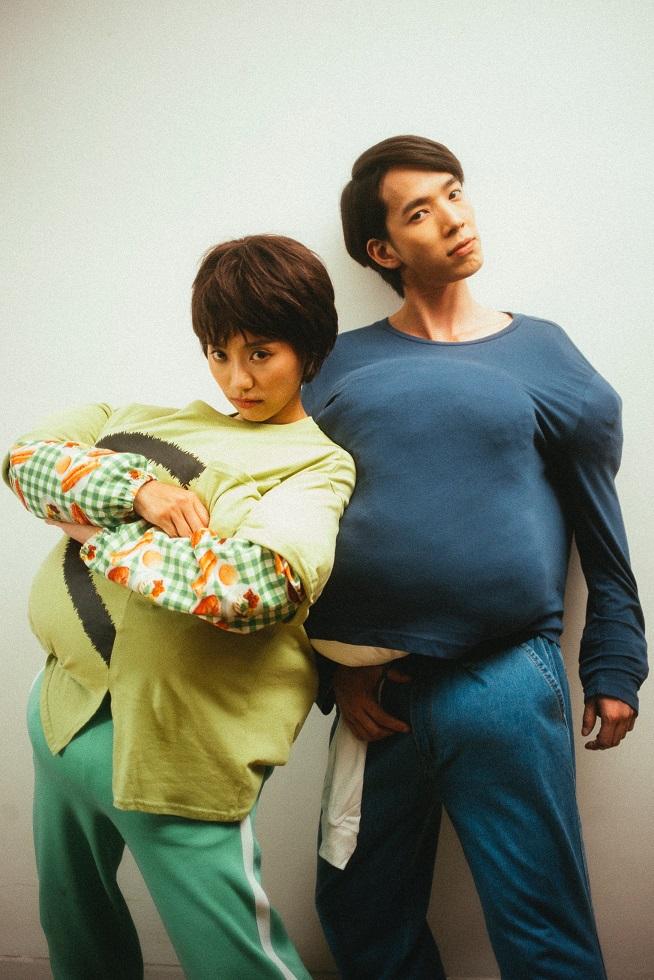 Jace與張明偉狂塞cushion和枕頭入衣服,演出《瘦身男女》。