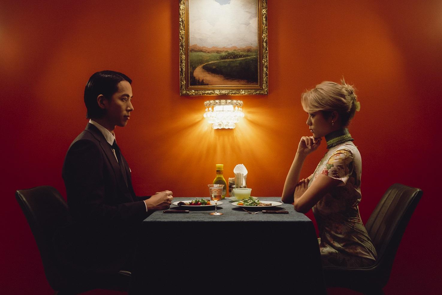 由Jace和張明偉重演《花樣年華》這一幕,單看照片而玩味十足。