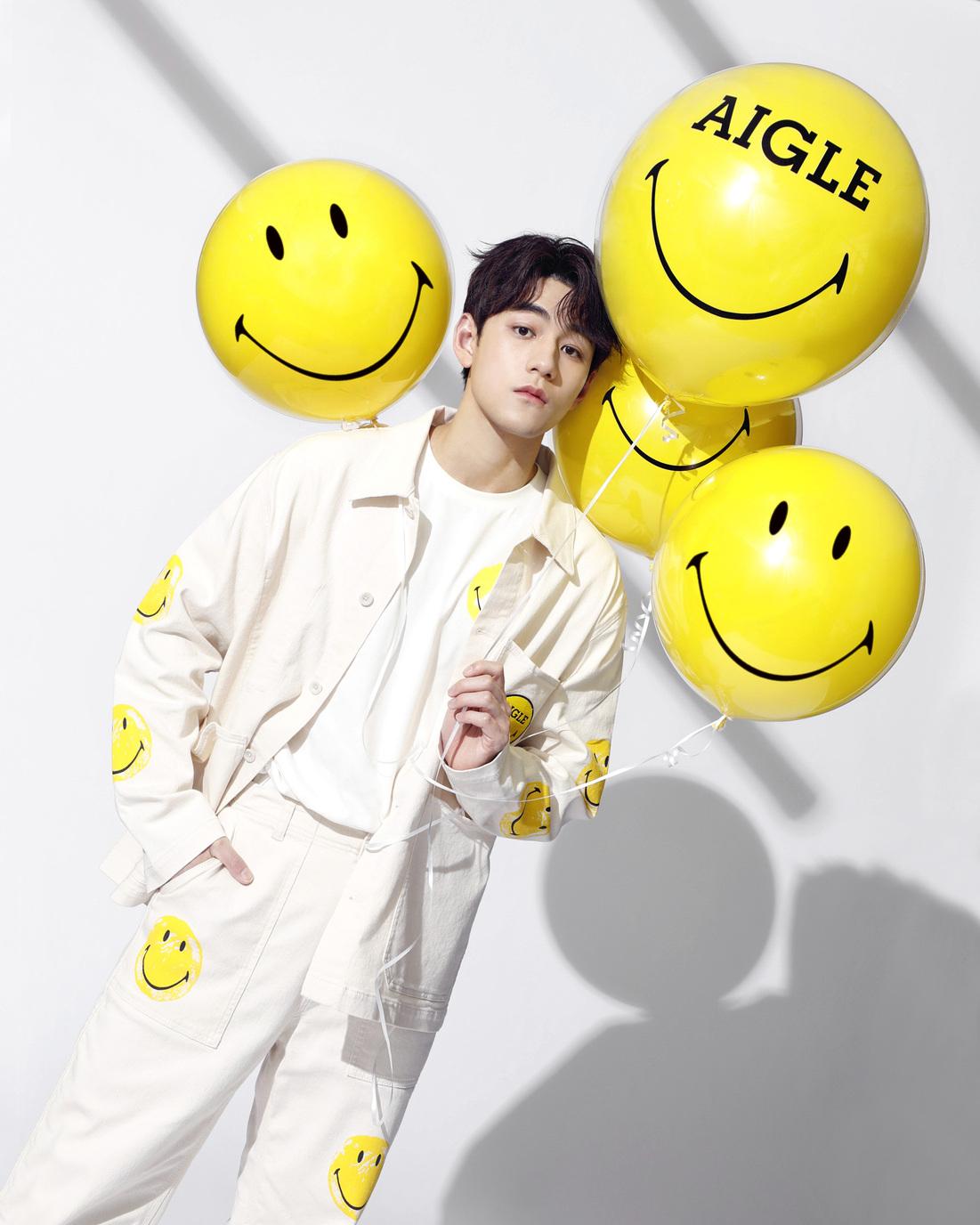 Jeffrey穿上米白色有機棉外套及同款長褲,混合街頭時尚與工裝風格,質料舒適,備有多口袋設計,即使外出活動也十分實用;內搭則有百搭有機棉質T恤,圖案低調卻不失品牌特色。