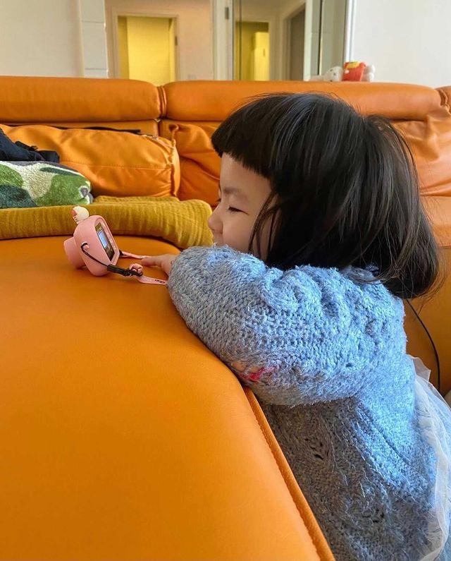 Lucy出私伙相機影MC