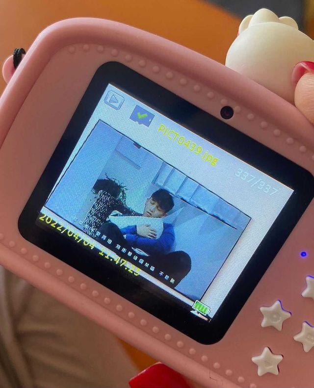 Lucy偷影MC的畫面,然後自我陶醉地欣賞