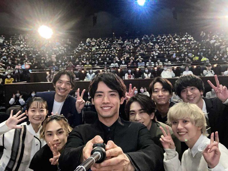 赤楚衛二利用手機,率眾星跟全場影迷自拍大合照。