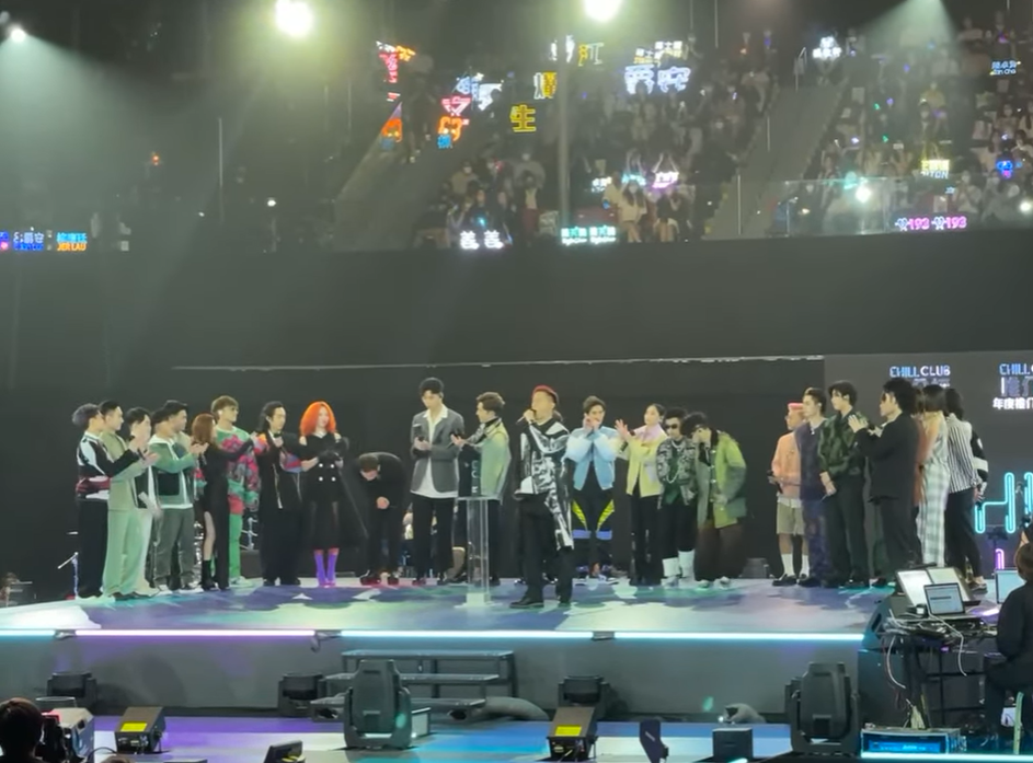 主持宣布「MC」時,MC $oHo & KidNe一度踏前。