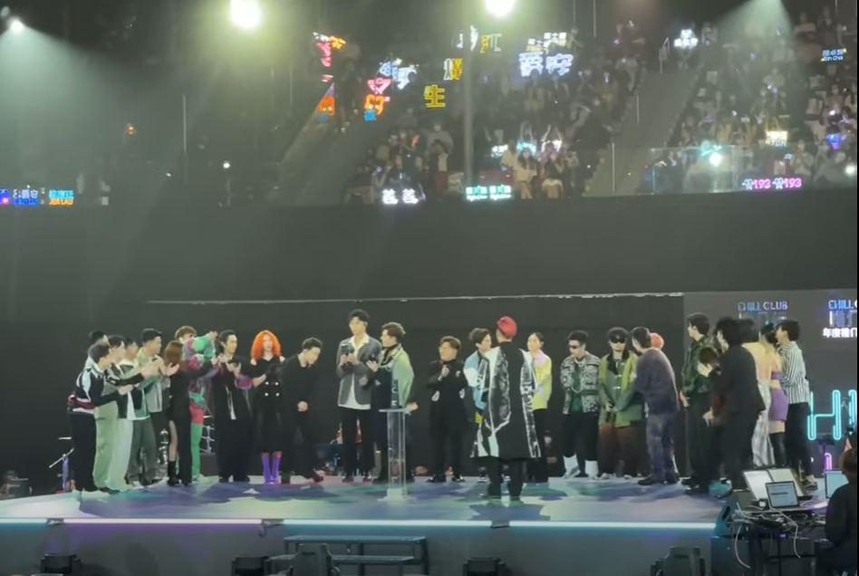 MC $oHo & KidNe旁邊的歌手上前安慰。