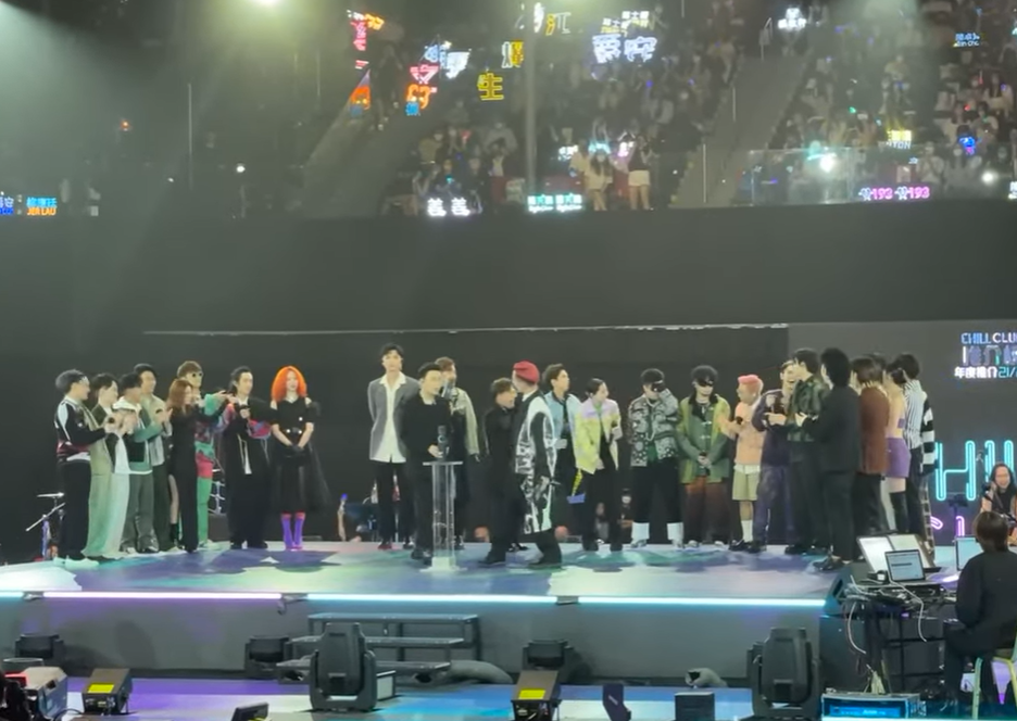 MC $oHo & KidNe旁邊的歌手上前安慰。