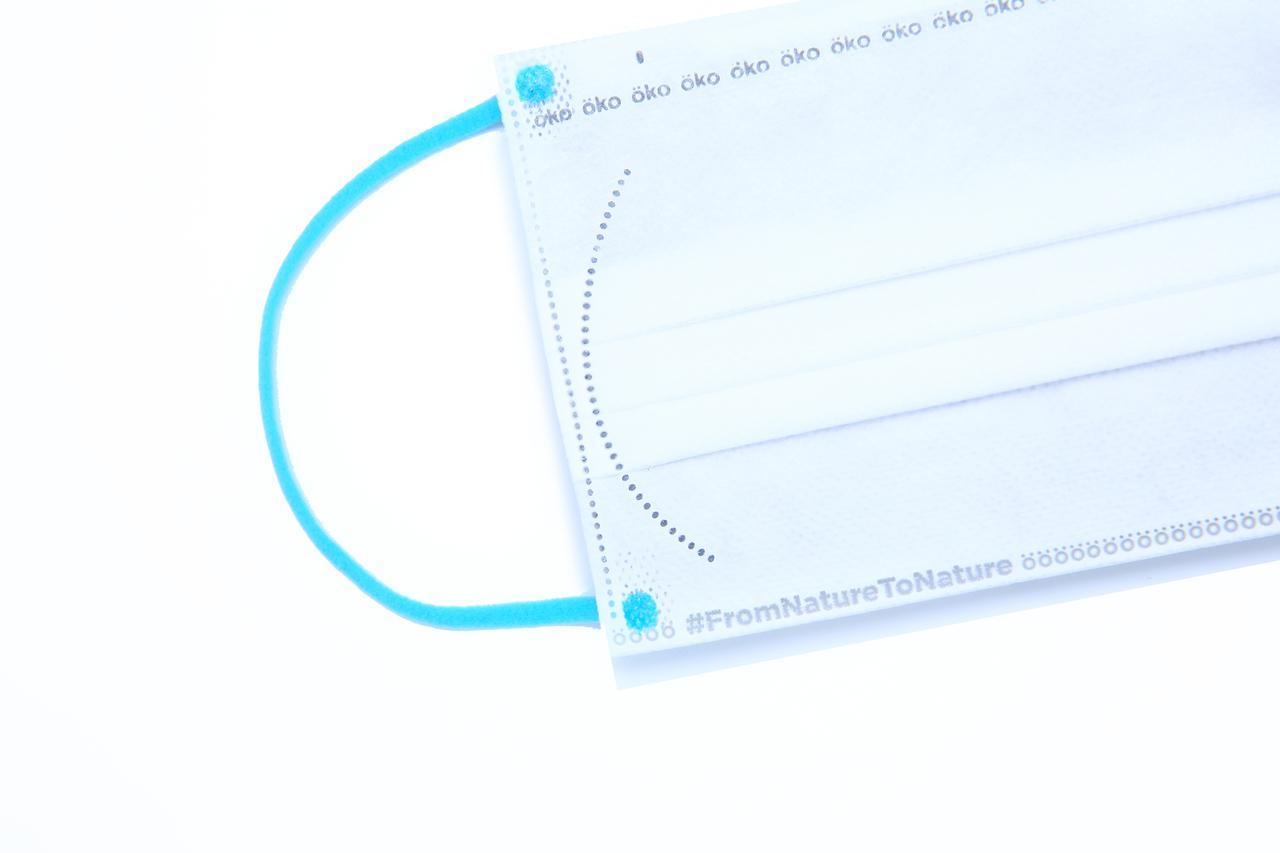 除達到一般意義的「生物可降解」要求外,「ÖKOSIX 綠適口罩」預期更會滿足更嚴格的ASTM「可堆肥」標準,指在特定環境下,會快速降解成二氧化碳、水及其他無害生物質(Biomass),不會留下有毒的殘餘物質。