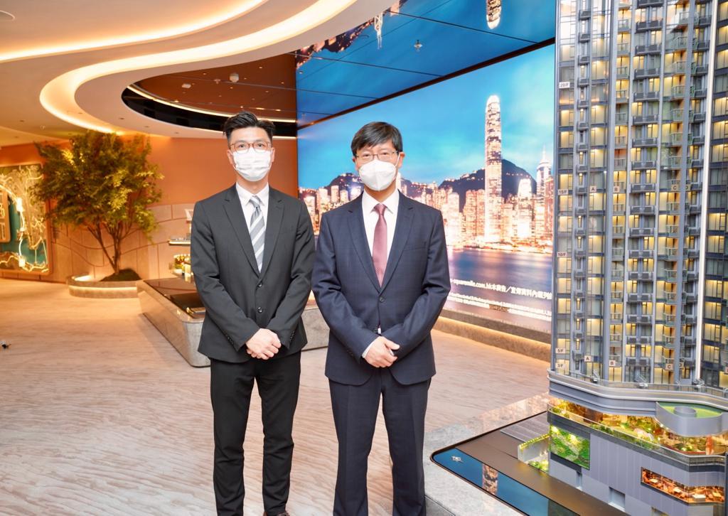 恒基物業代理有限公司營業(二)部總經理韓家輝(右)表示,利奧坊‧壹隅最快本周內開價,周末對外開放示範單位。