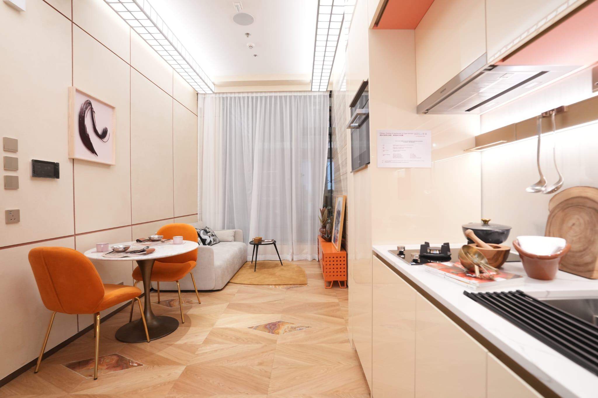 單位引入智能家居系統,可控制部分家電,包括智能窗簾路軌及日本Doshisha智能二合一環保扇燈,營造方便舒適的居所。