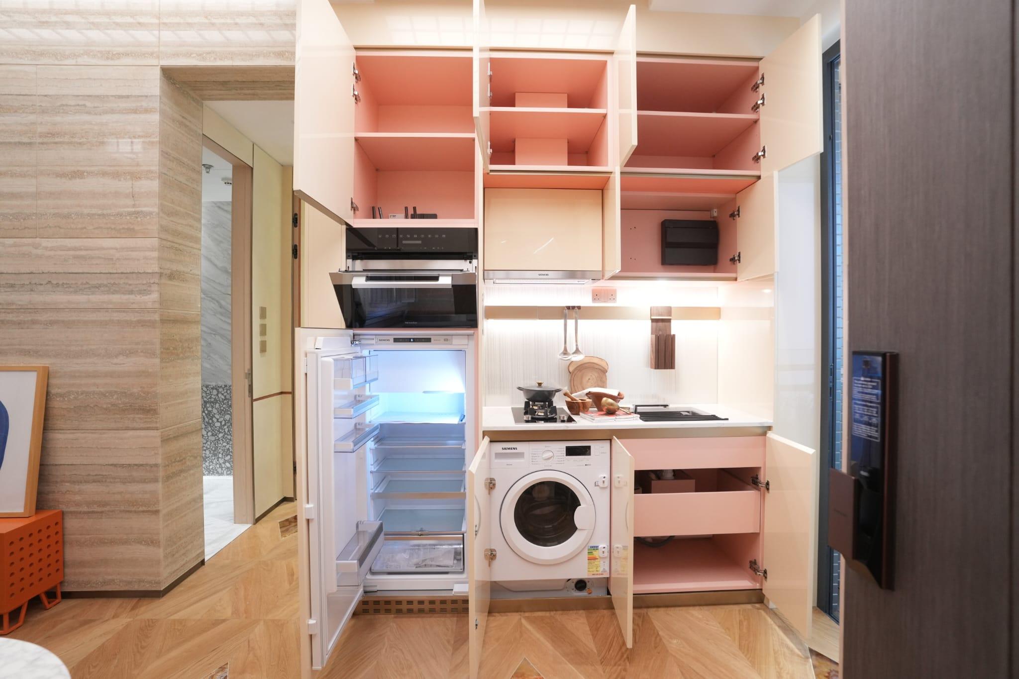 廚房採用開放式設計,精選高級電器品牌,包括德國品牌Miele、西門子及意大利爐具Mia Cucina等,設備完善。