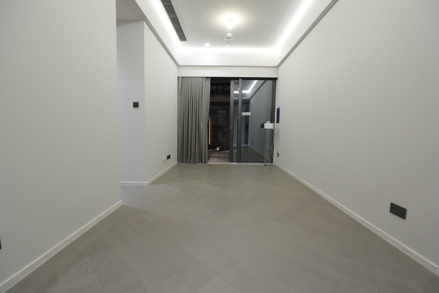 示範單位大廳呈長方形,外接露台。(林俊源攝)