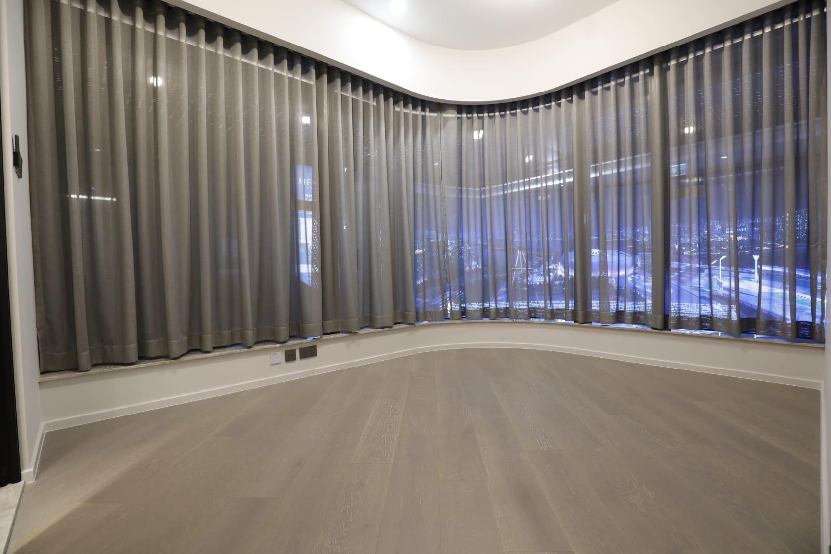 主人房套房設有弧形大玻璃窗,飽覽窗外景致,配合天花設有的氣氛燈,凸顯時尚高級感。(林俊源攝)