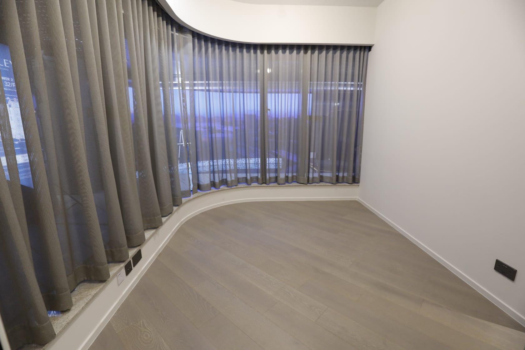 主人房套房設有弧形大玻璃窗,飽覽窗外景致,配合天花設有的氣氛燈,凸顯時尚高級感。(林俊源攝)