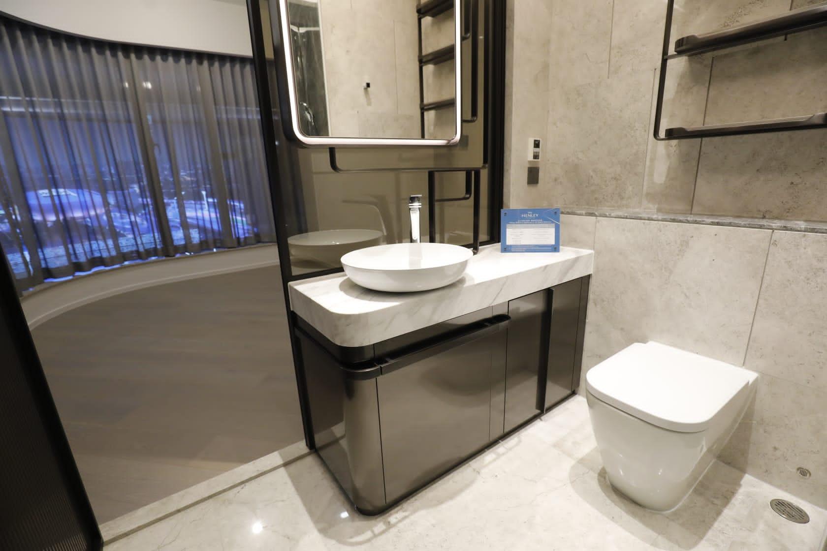 主人房套房的浴室以智能通電玻璃窗作分隔,玻璃窗配備遙控裝置,可按需要來霧化玻璃,增加私隱度。(林俊源攝)