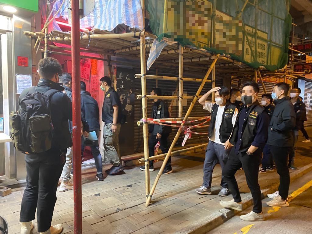 警截查逾400人揪3通緝犯 26人無戴口罩違限聚令罰款