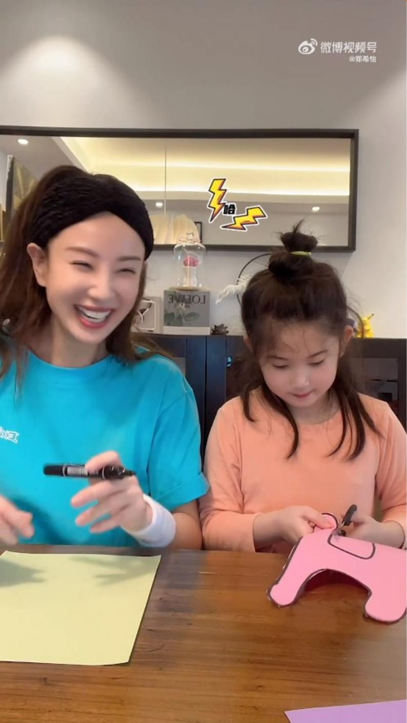 鄭希怡簡單與囡囡慶祝。