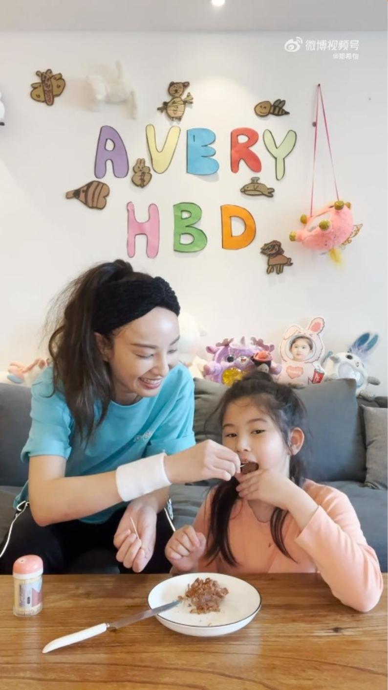 鄭希怡簡單與囡囡慶祝。