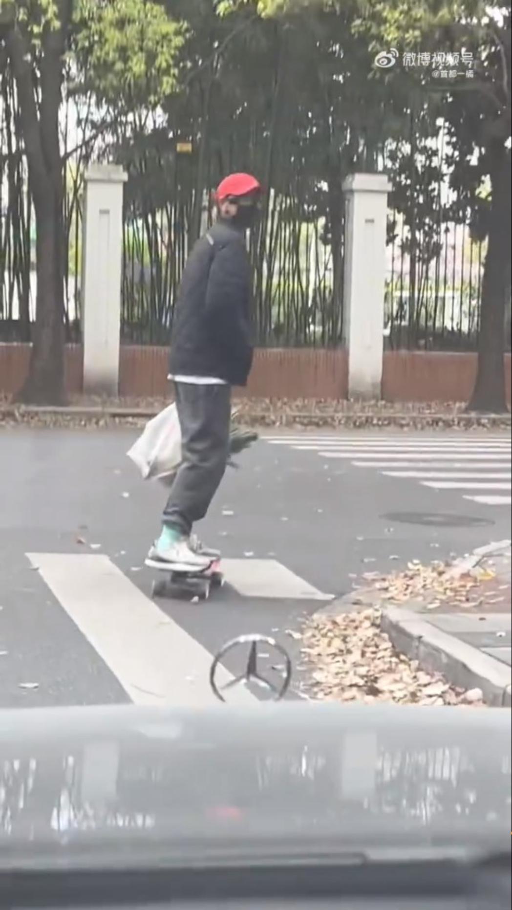 早前有網民捕獲彭于晏外出拎物資回家。