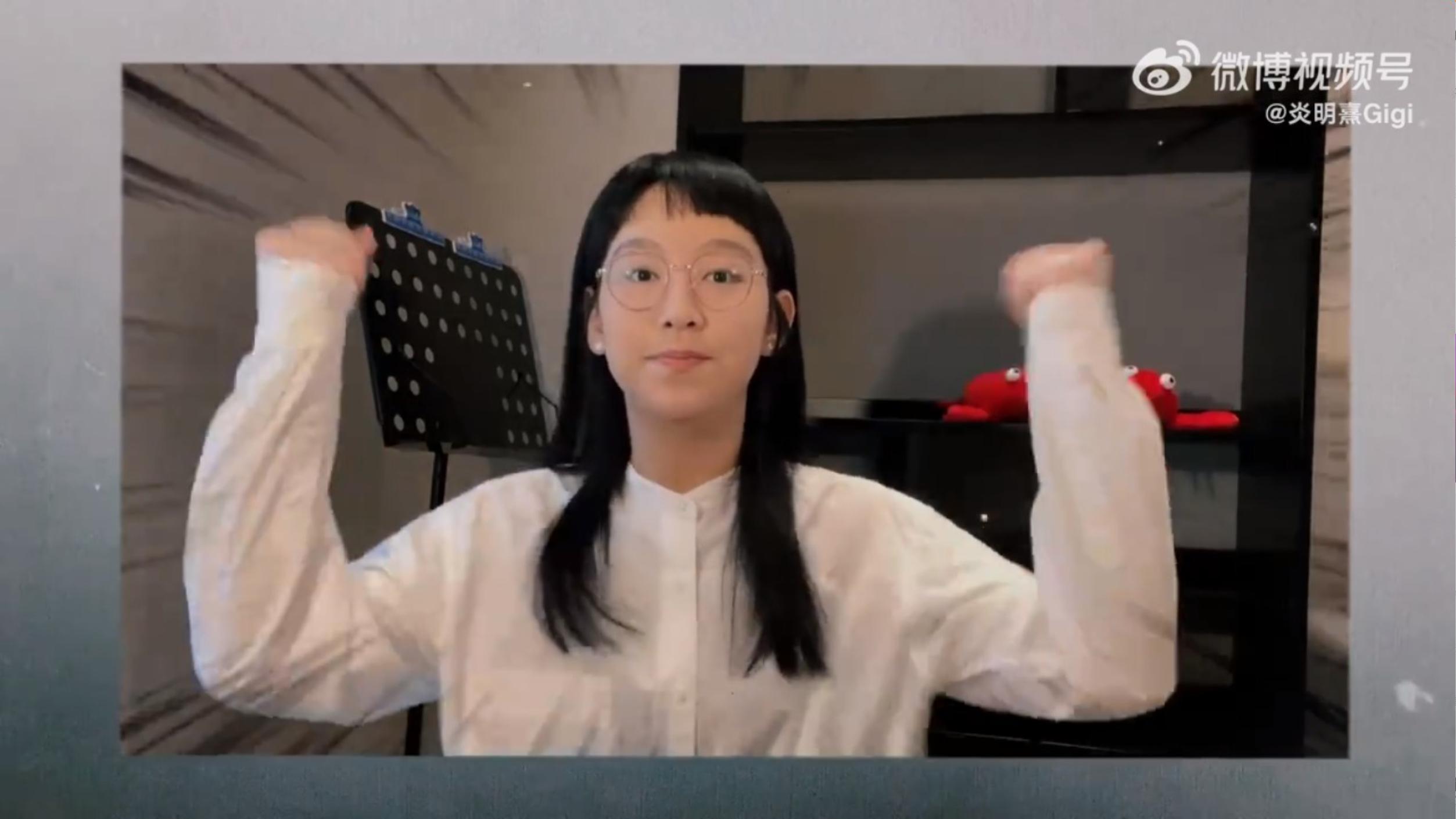 炎明熹在網上拍片介紹自己。