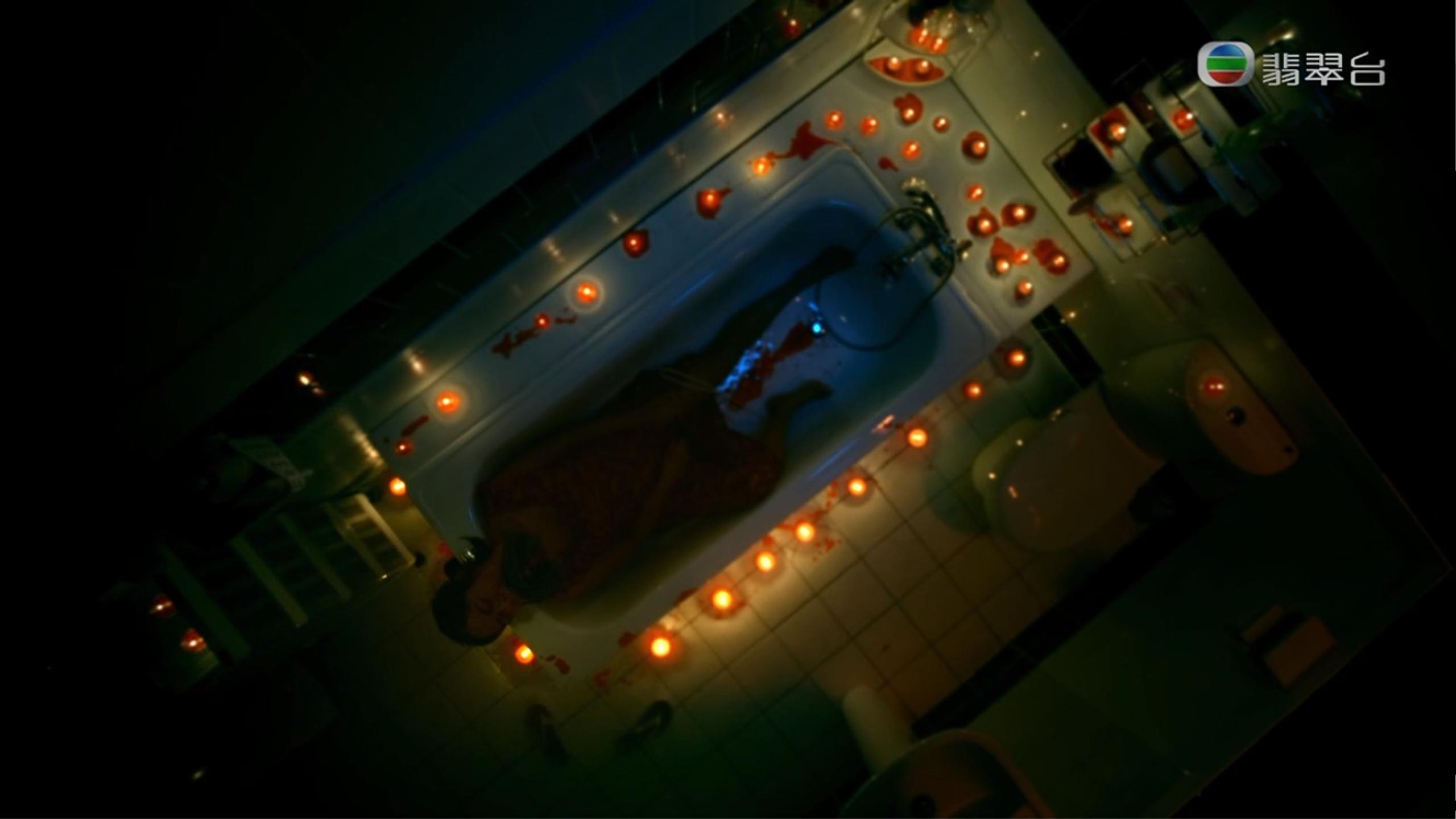 劇情講到黃婉華在浴缸墮胎,這幕拍得頗嚇人。