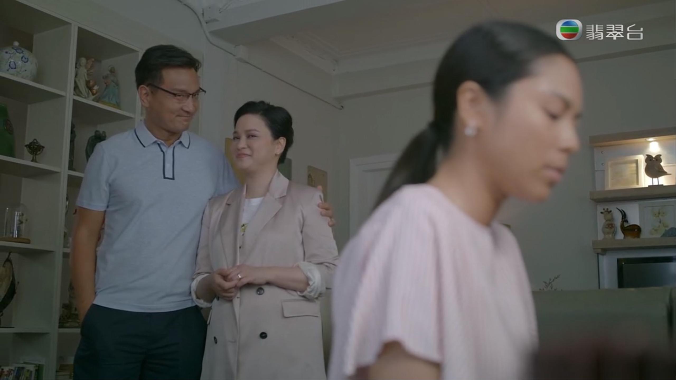 黃婉華學習彈琴,而且更說到一口流利廣東話。