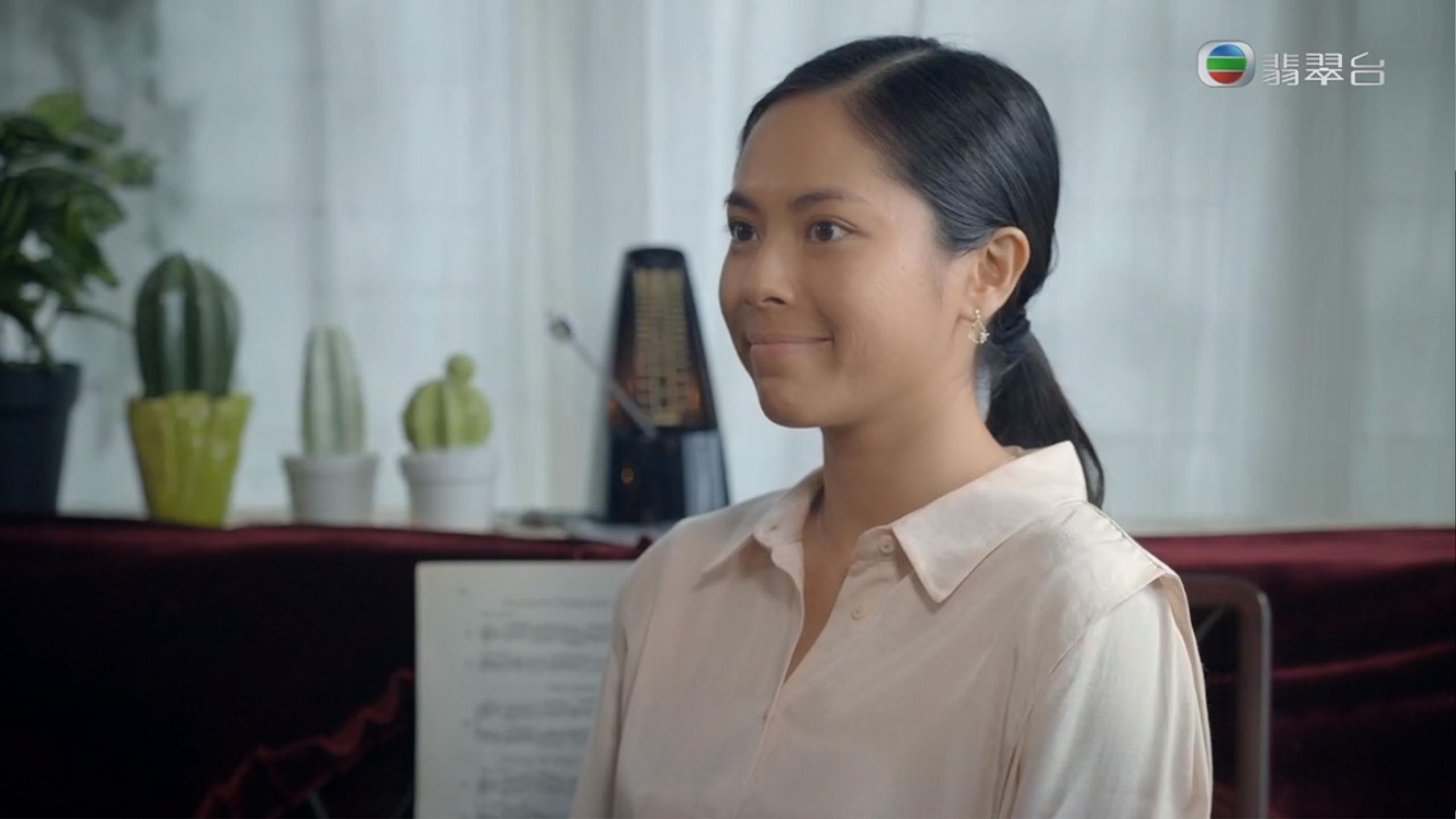 黃婉華一步一步忘記自己是工人姐姐Louisa。