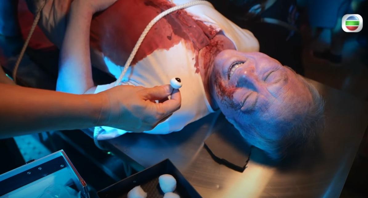 于洋見到假眼也忍不住笑。