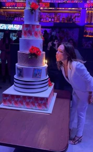 穿上斗零踭的Victoria風騷吹蠟燭。