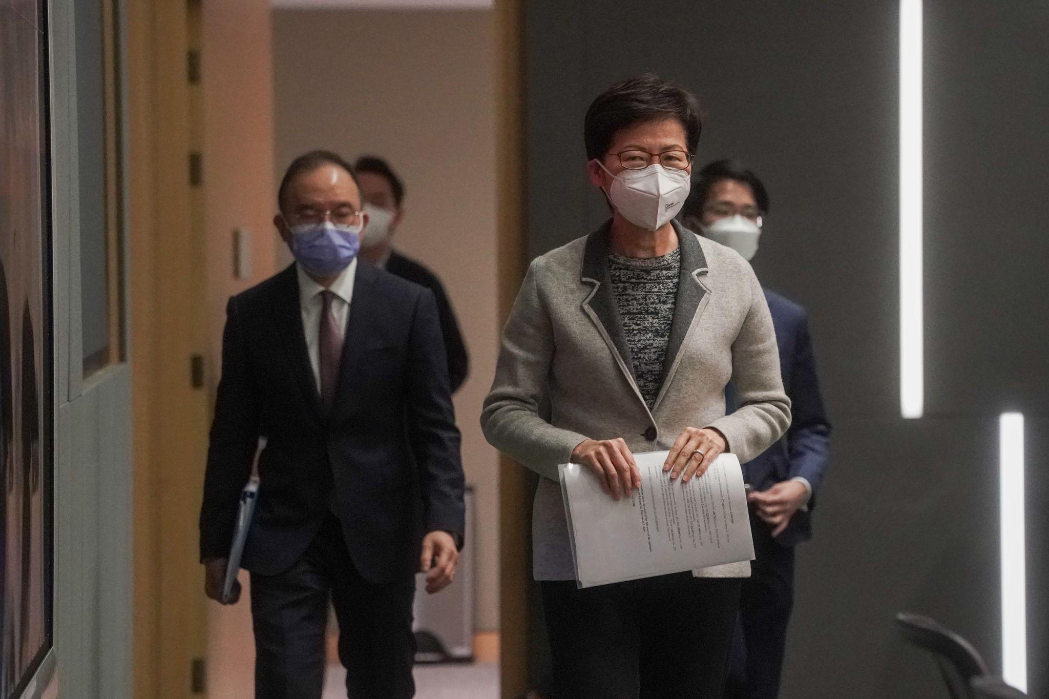 負責檢測工作的政制及內地事務局長曾國衞(左一)首次於抗疫記者會現身,但沒有任何發言。