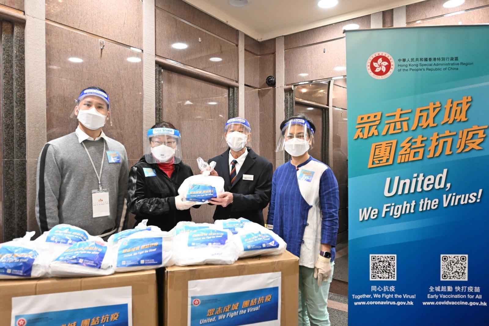 律政司長鄭若驊到訪新蒲崗,向家庭住戶派發防疫包。(政府新聞處)