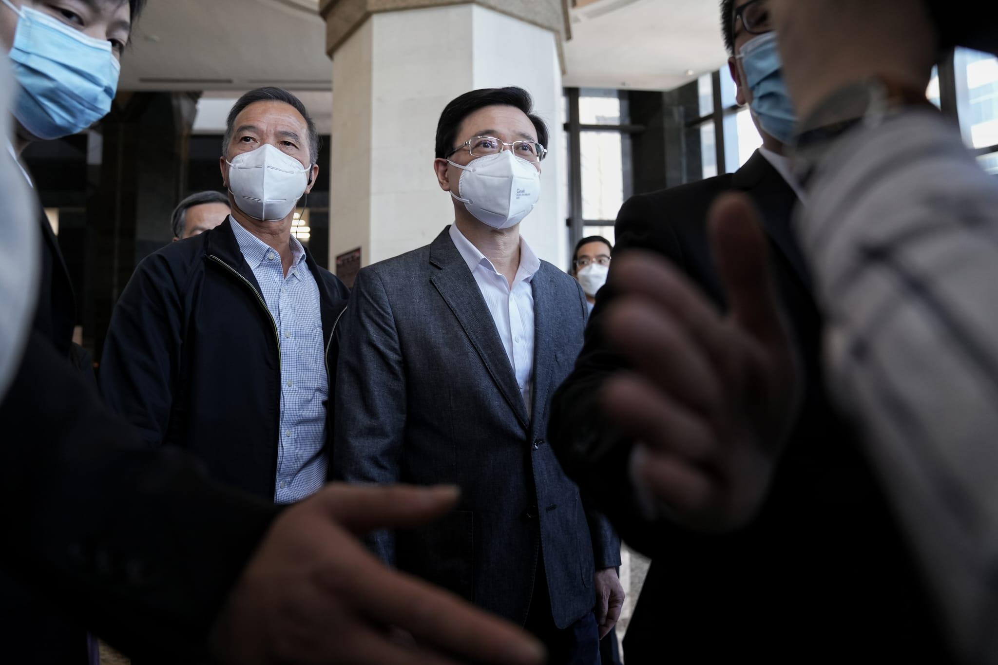 前政務司長李家超今午返回位於中環廣場的競選辦。(夏家朗攝)