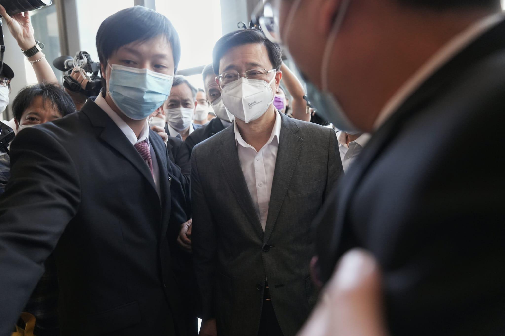 前政務司長李家超昨午返回位於中環廣場的競選辦。(夏家朗攝)