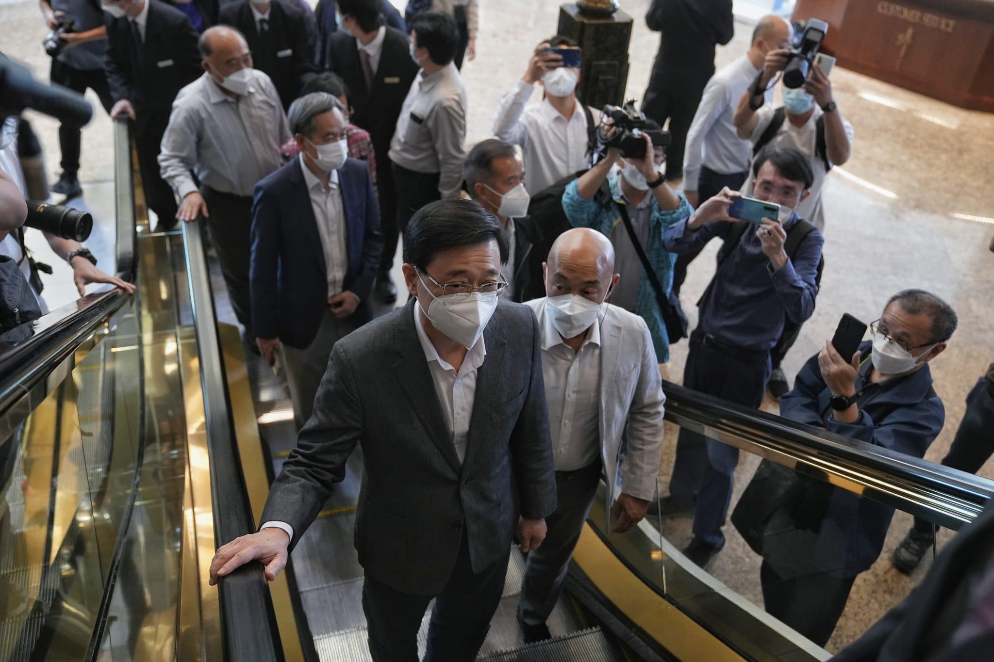 前政務司長李家超昨午返回位於中環廣場的競選辦。(夏家朗攝)