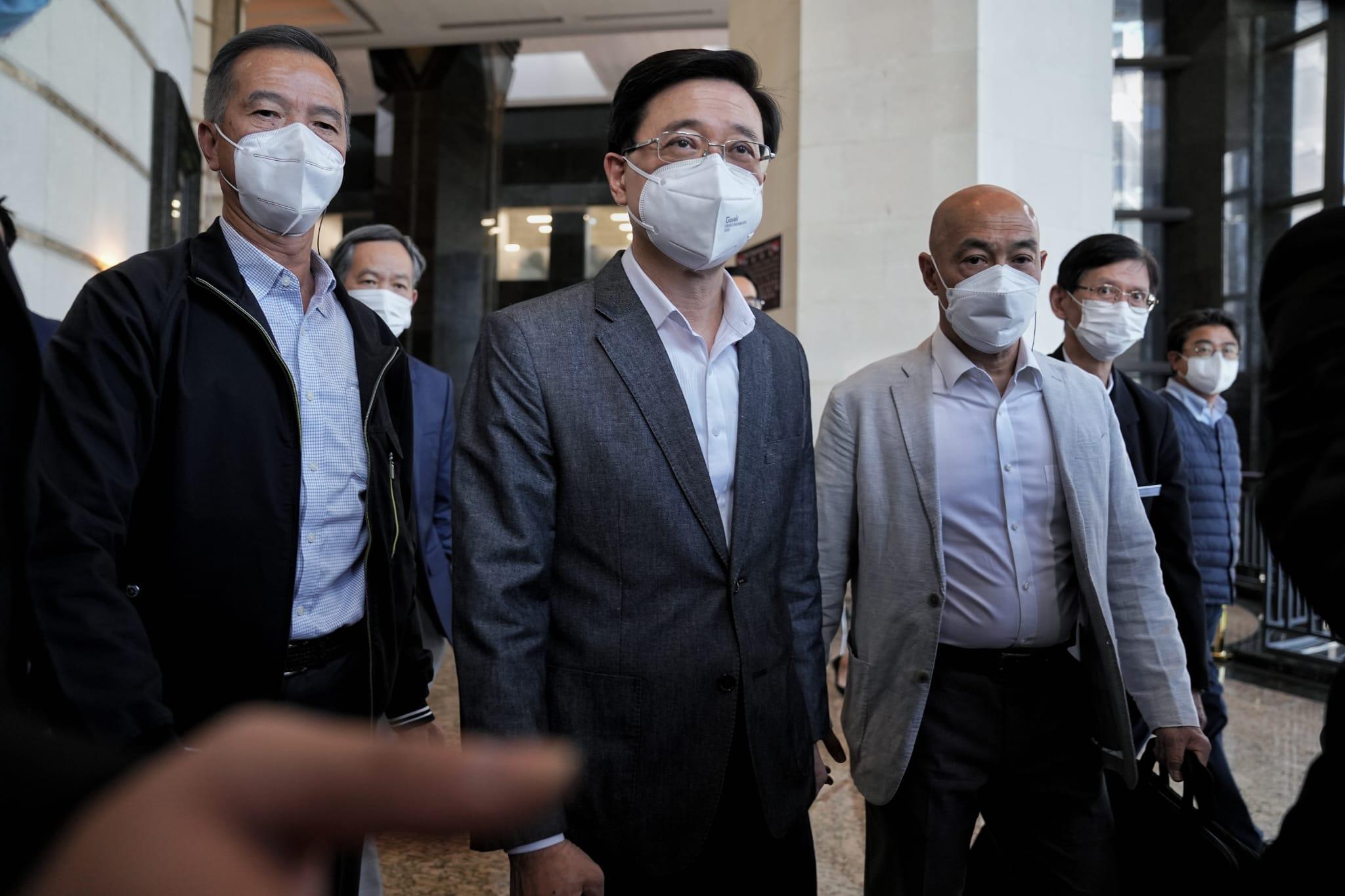 前政務司長李家超今午返回位於中環廣場的競選辦。(夏家朗攝)