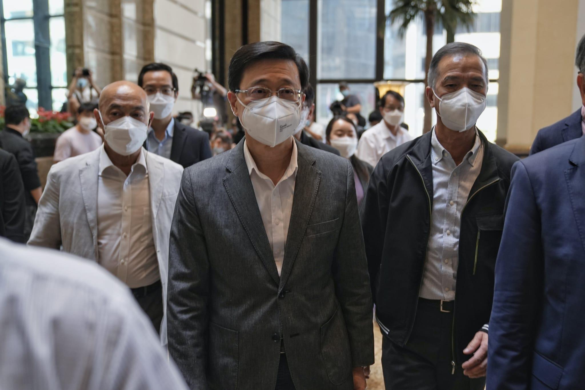 前政務司長李家超昨午返回位於中環廣場的競選辦。(夏家朗攝)